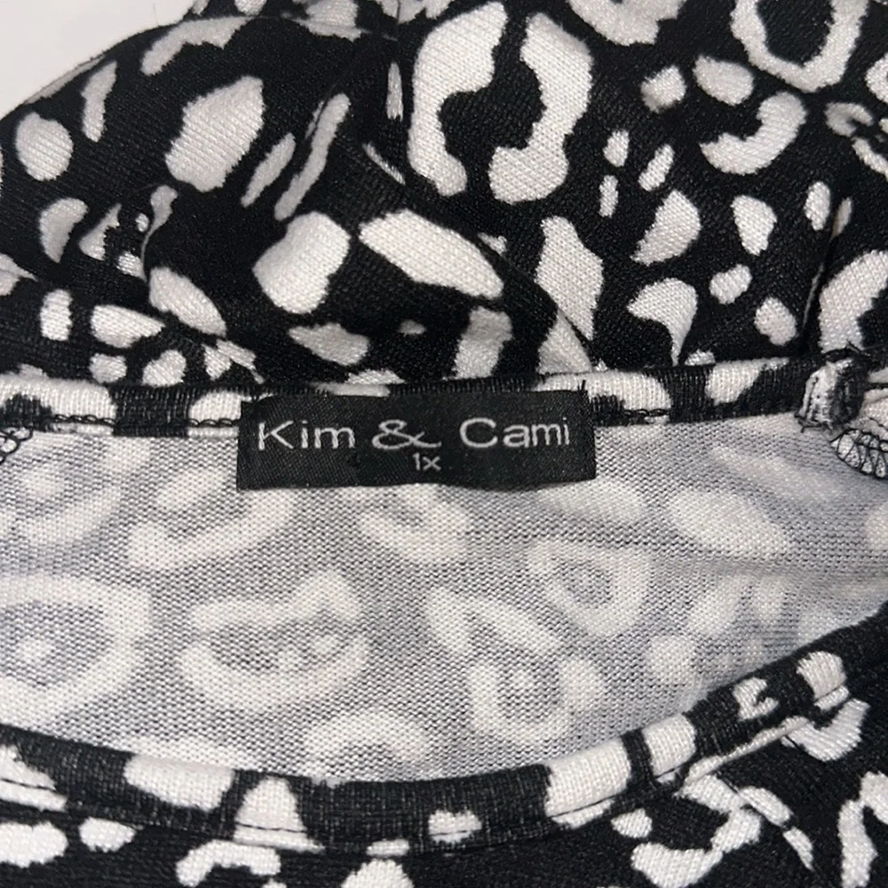 Kim & Cami Monochrome Animal Print Top Size 1X - Picture 3 of 4
